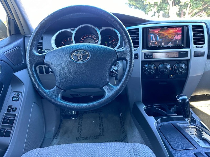 Toyota 4Runner Vehicle Full-screen Gallery Image 20