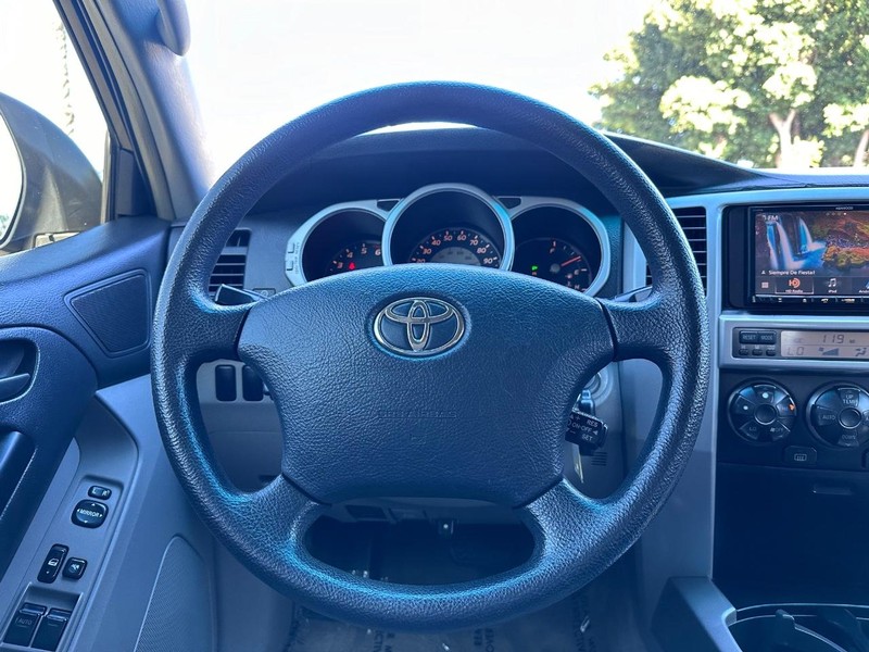 Toyota 4Runner Vehicle Full-screen Gallery Image 21