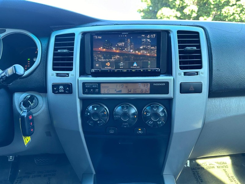 Toyota 4Runner Vehicle Full-screen Gallery Image 22