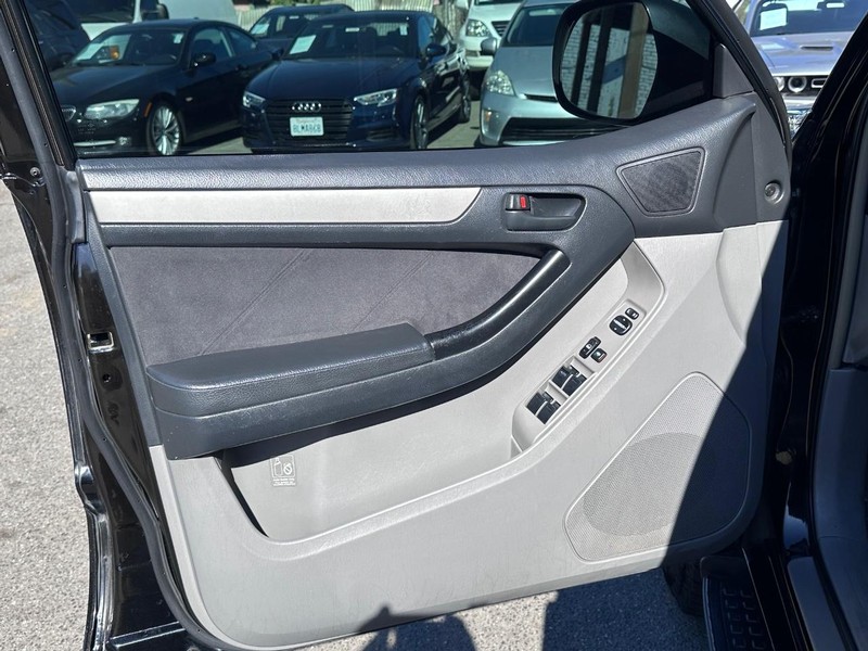 Toyota 4Runner Vehicle Full-screen Gallery Image 24