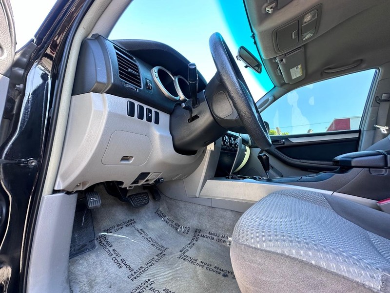 Toyota 4Runner Vehicle Full-screen Gallery Image 25