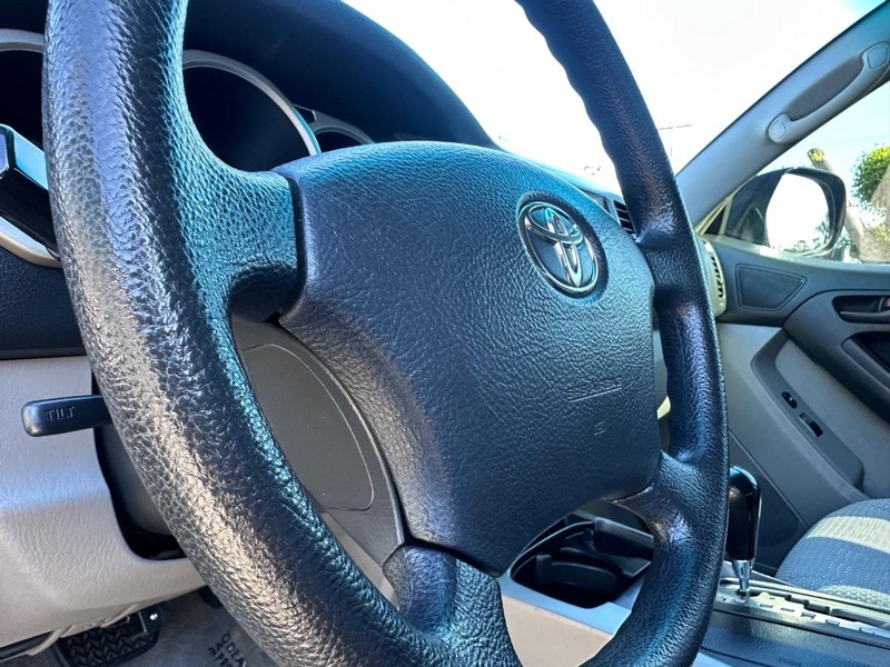 Toyota 4Runner Vehicle Full-screen Gallery Image 26
