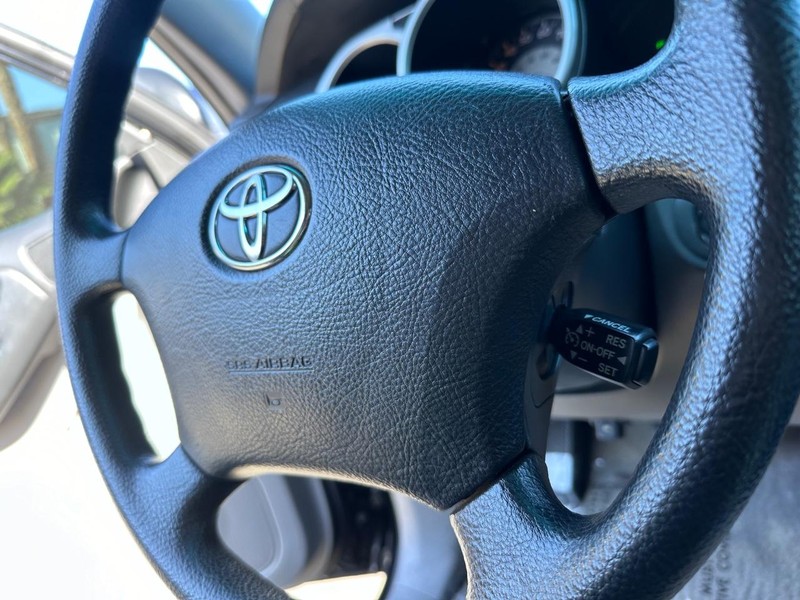 Toyota 4Runner Vehicle Full-screen Gallery Image 27
