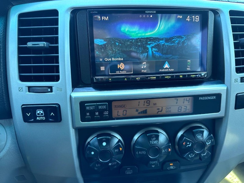 Toyota 4Runner Vehicle Full-screen Gallery Image 28