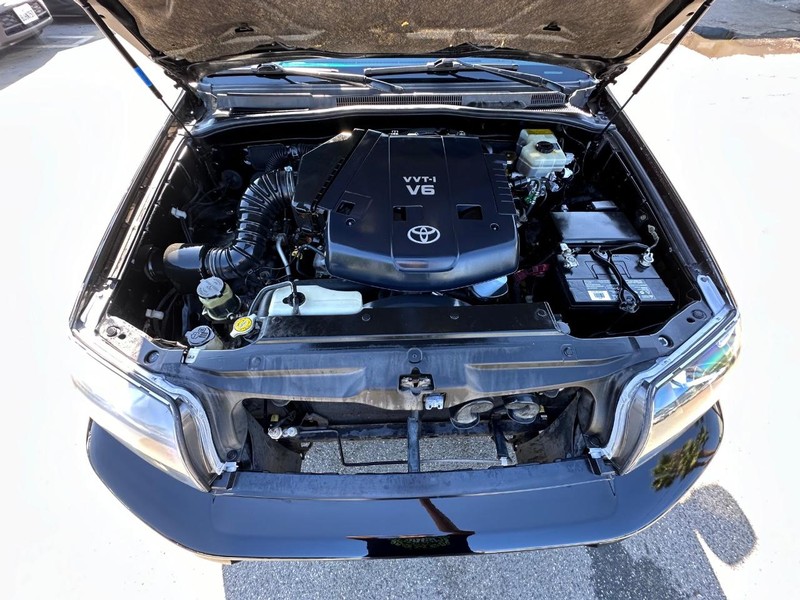 Toyota 4Runner Vehicle Full-screen Gallery Image 29