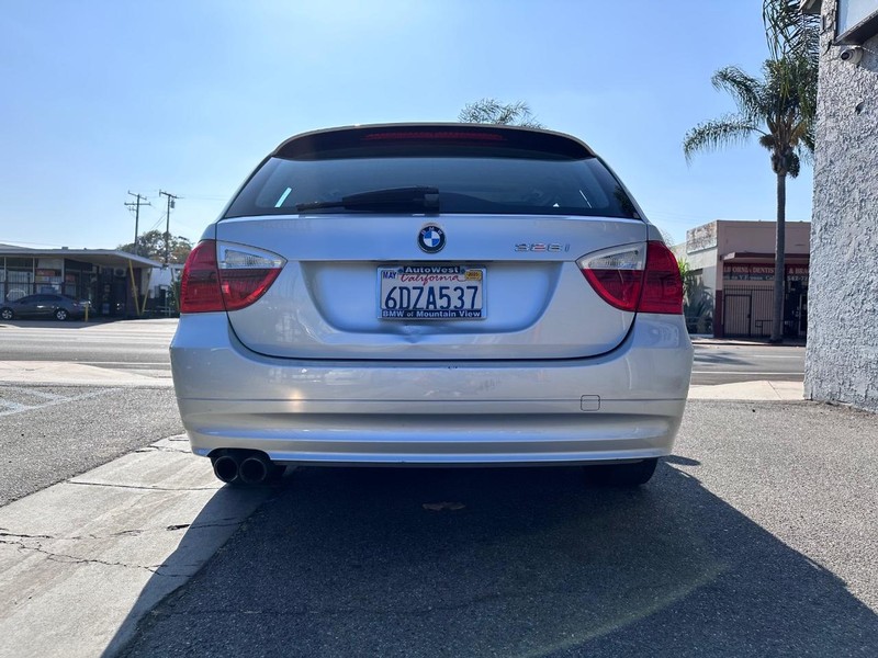 BMW 3 Series Vehicle Full-screen Gallery Image 4
