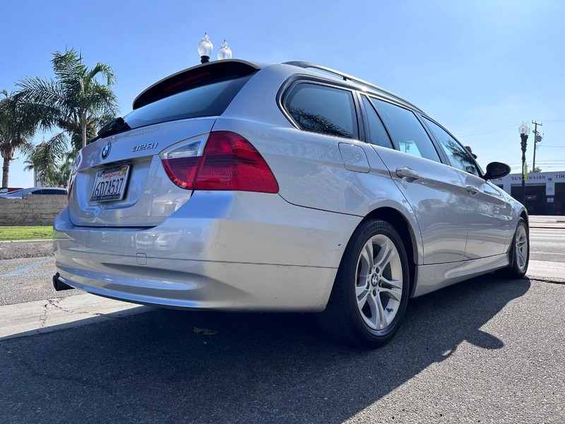 BMW 3 Series Vehicle Full-screen Gallery Image 5