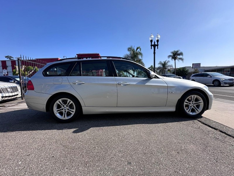 BMW 3 Series Vehicle Full-screen Gallery Image 6