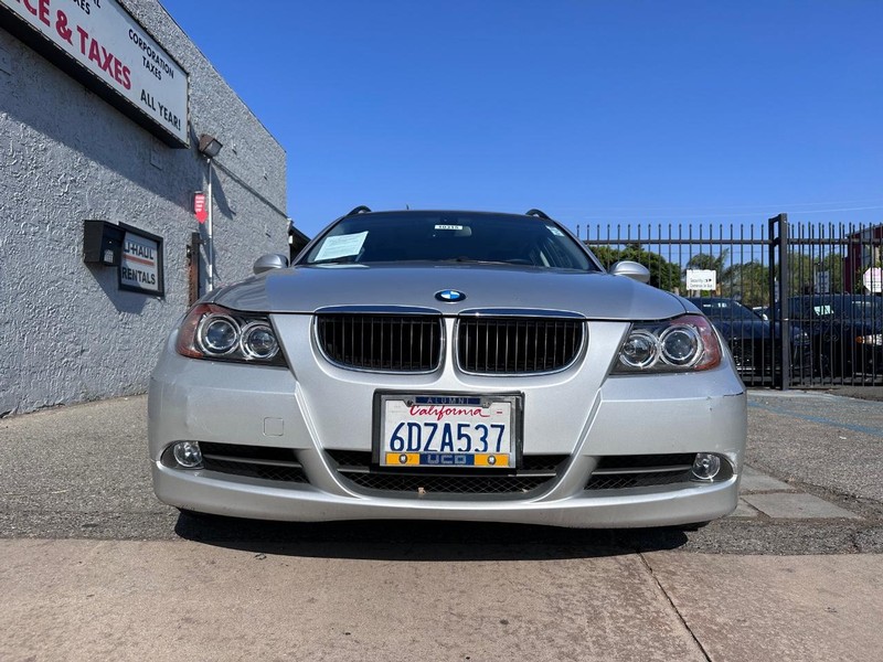 BMW 3 Series Vehicle Full-screen Gallery Image 8