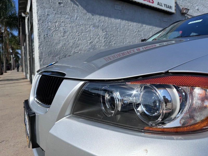 BMW 3 Series Vehicle Full-screen Gallery Image 9
