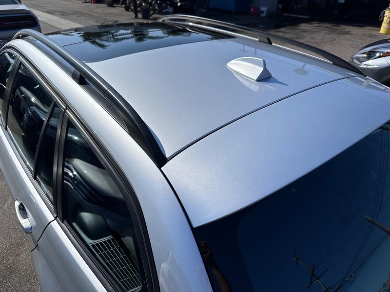 BMW 3 Series Vehicle Full-screen Gallery Image 11