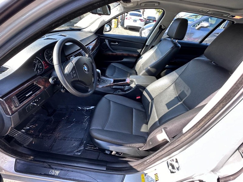 BMW 3 Series Vehicle Full-screen Gallery Image 12