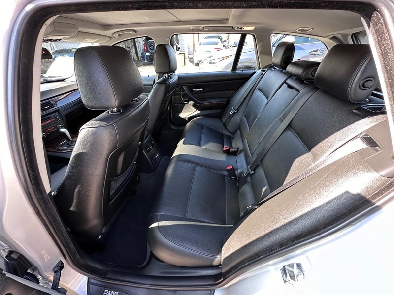 BMW 3 Series Vehicle Full-screen Gallery Image 13