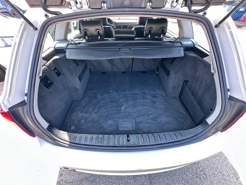 BMW 3 Series Vehicle Full-screen Gallery Image 14