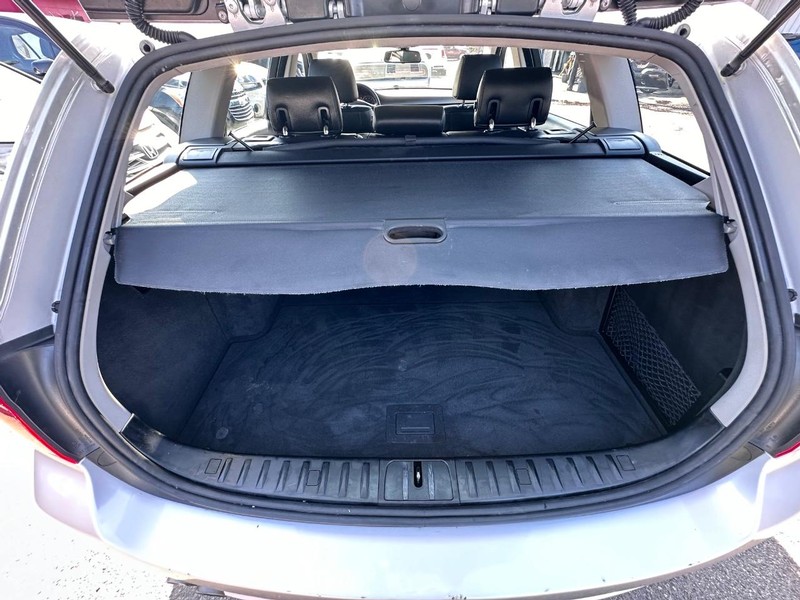 BMW 3 Series Vehicle Full-screen Gallery Image 15