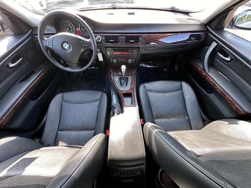 BMW 3 Series Vehicle Full-screen Gallery Image 16