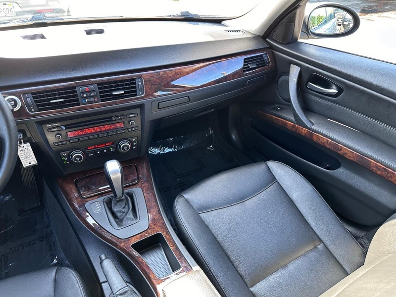 BMW 3 Series Vehicle Full-screen Gallery Image 18