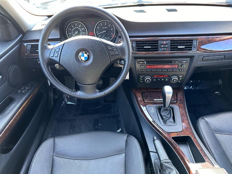 BMW 3 Series Vehicle Full-screen Gallery Image 19