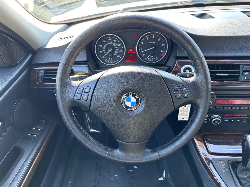 BMW 3 Series Vehicle Full-screen Gallery Image 20