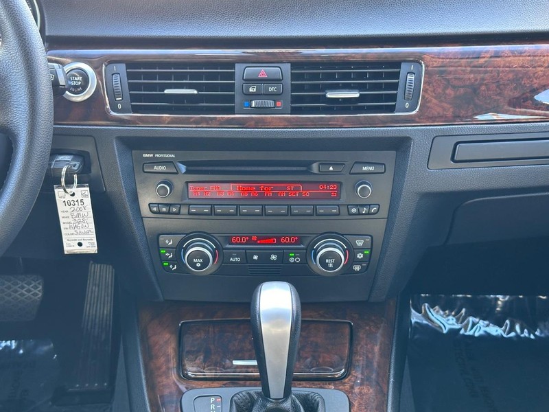BMW 3 Series Vehicle Full-screen Gallery Image 21
