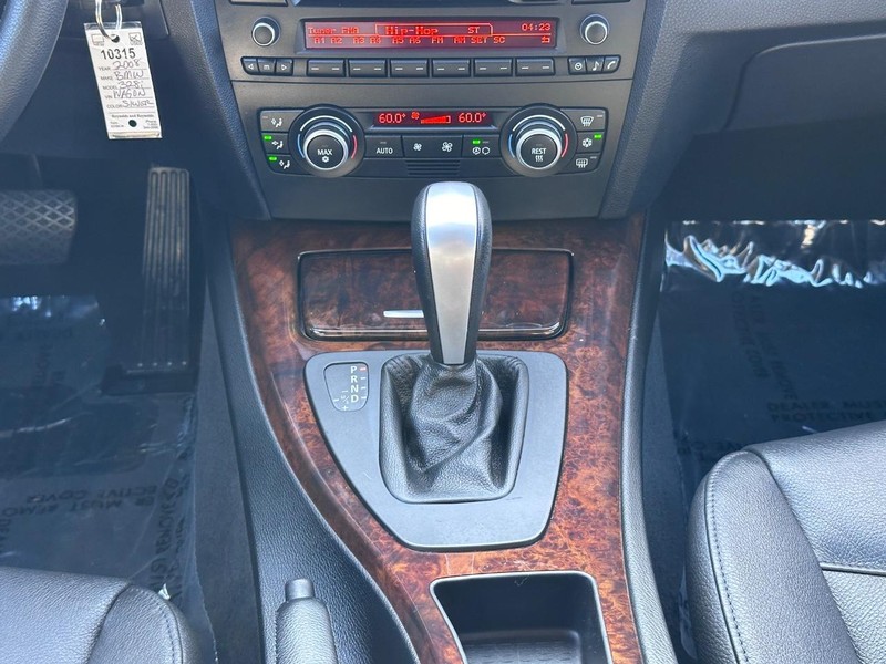BMW 3 Series Vehicle Full-screen Gallery Image 22
