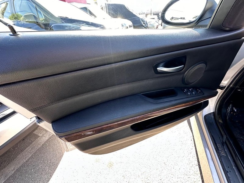 BMW 3 Series Vehicle Full-screen Gallery Image 23