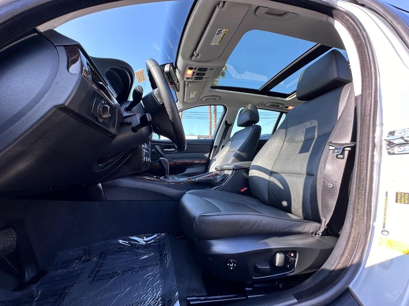 BMW 3 Series Vehicle Full-screen Gallery Image 24