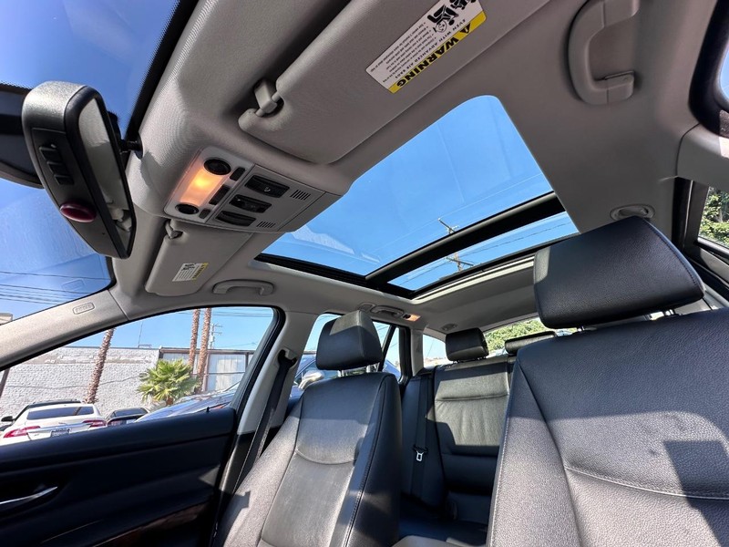BMW 3 Series Vehicle Full-screen Gallery Image 25