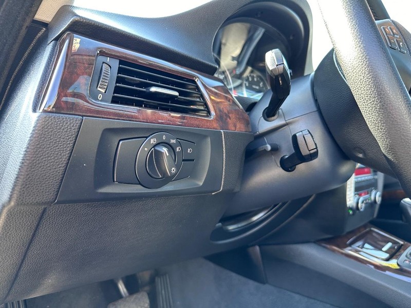 BMW 3 Series Vehicle Full-screen Gallery Image 26