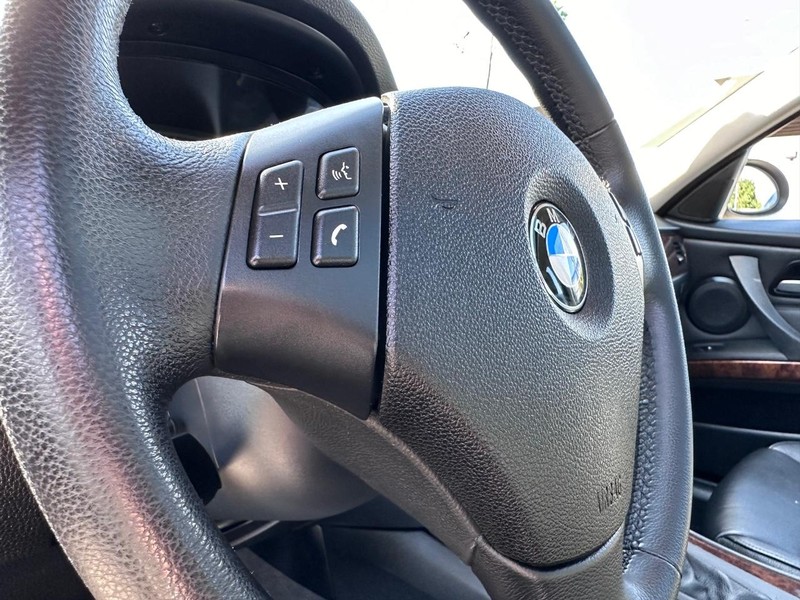 BMW 3 Series Vehicle Full-screen Gallery Image 27