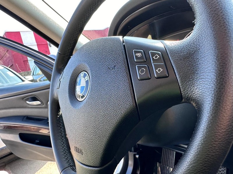 BMW 3 Series Vehicle Full-screen Gallery Image 28
