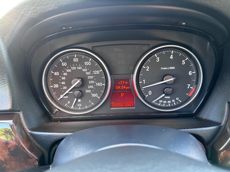 BMW 3 Series Vehicle Full-screen Gallery Image 29