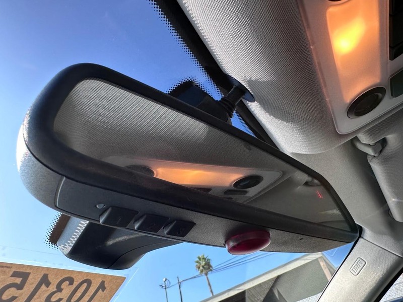 BMW 3 Series Vehicle Full-screen Gallery Image 30