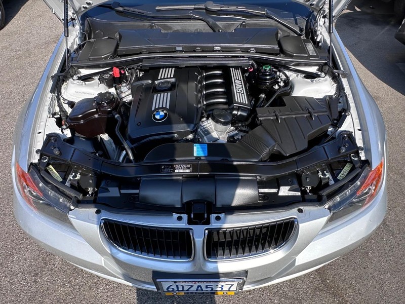 BMW 3 Series Vehicle Full-screen Gallery Image 31