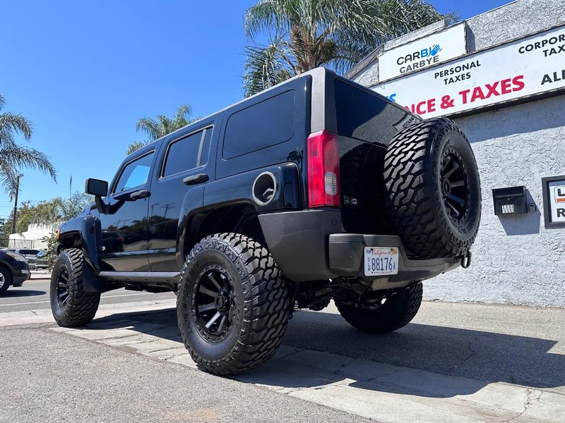HUMMER H3 Vehicle Full-screen Gallery Image 3