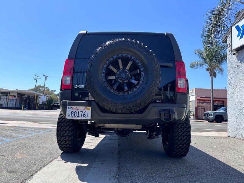 HUMMER H3 Vehicle Full-screen Gallery Image 4