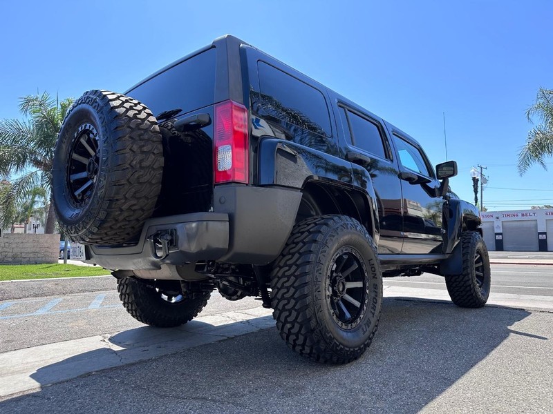 HUMMER H3 Vehicle Full-screen Gallery Image 5