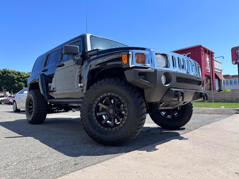 HUMMER H3 Vehicle Full-screen Gallery Image 7