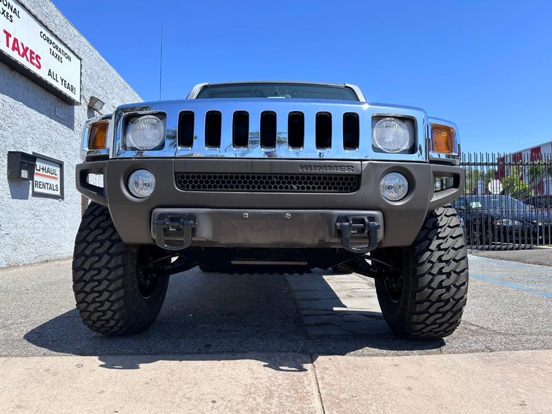 HUMMER H3 Vehicle Full-screen Gallery Image 8