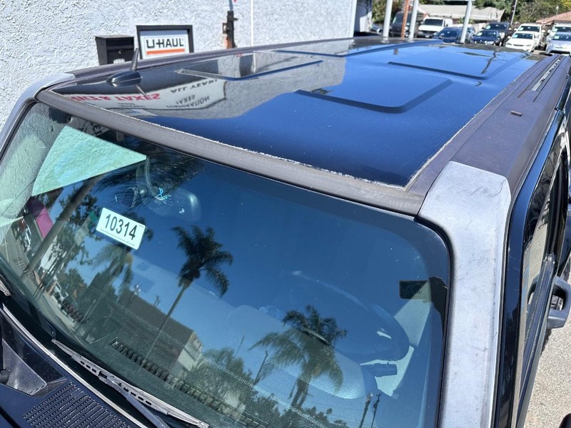 HUMMER H3 Vehicle Full-screen Gallery Image 9
