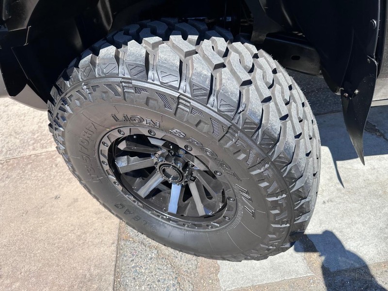 HUMMER H3 Vehicle Full-screen Gallery Image 13