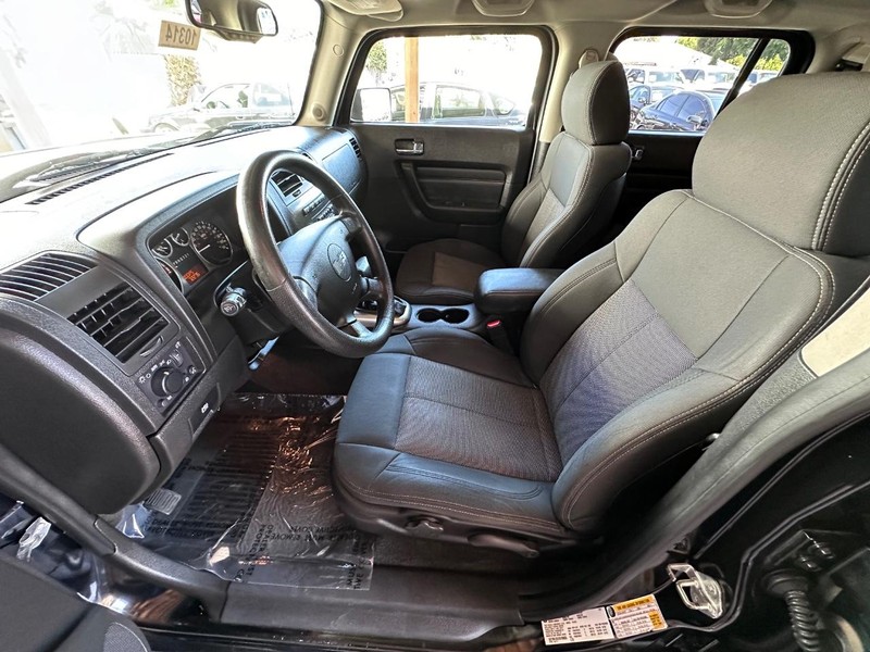 HUMMER H3 Vehicle Full-screen Gallery Image 14
