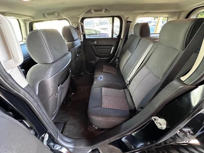 HUMMER H3 Vehicle Full-screen Gallery Image 15