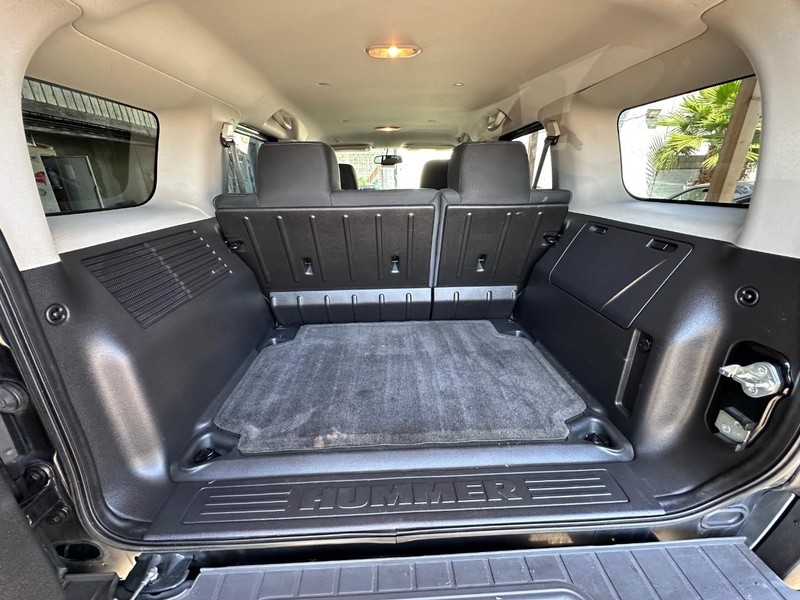 HUMMER H3 Vehicle Full-screen Gallery Image 16