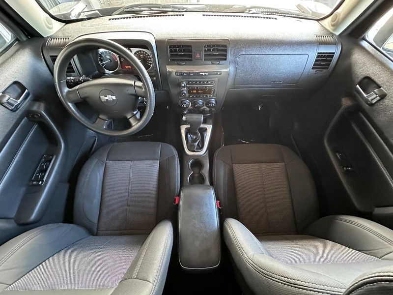 HUMMER H3 Vehicle Full-screen Gallery Image 17