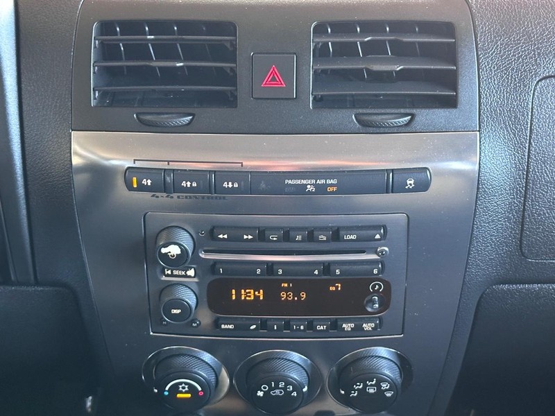 HUMMER H3 Vehicle Full-screen Gallery Image 22