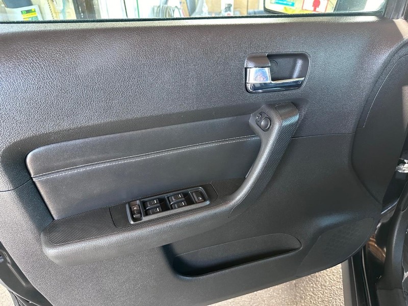 HUMMER H3 Vehicle Full-screen Gallery Image 24