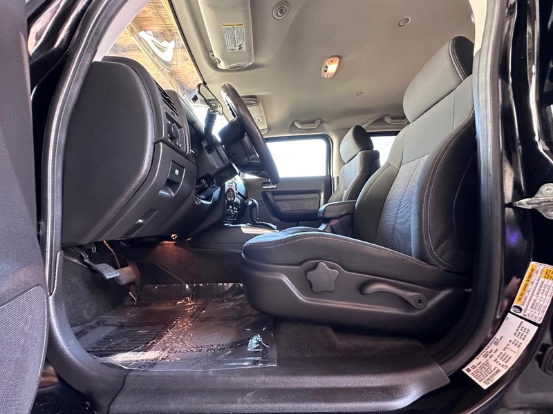HUMMER H3 Vehicle Full-screen Gallery Image 25