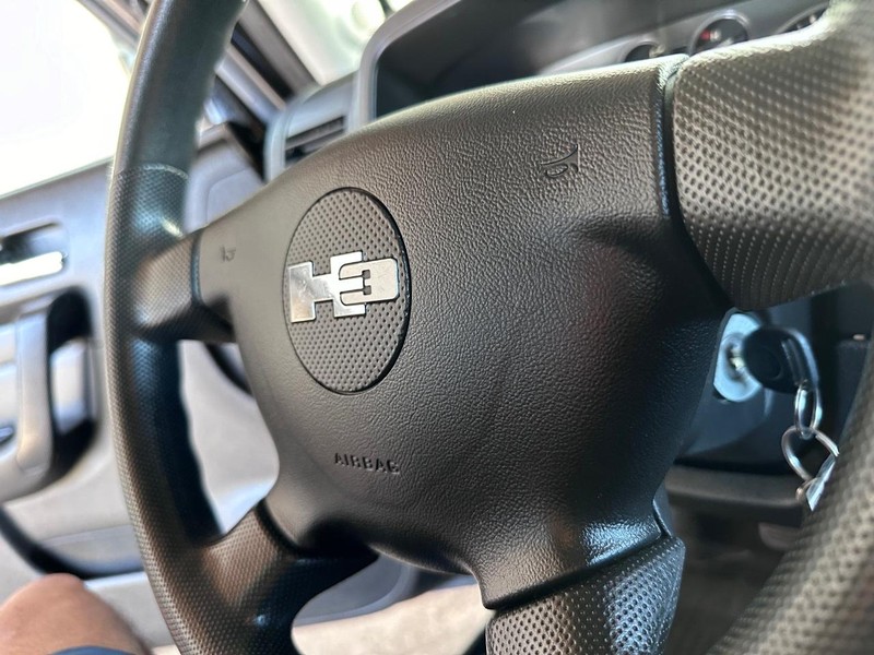 HUMMER H3 Vehicle Full-screen Gallery Image 28