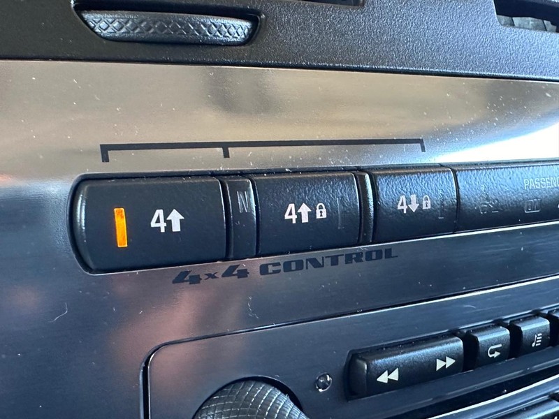 HUMMER H3 Vehicle Full-screen Gallery Image 30